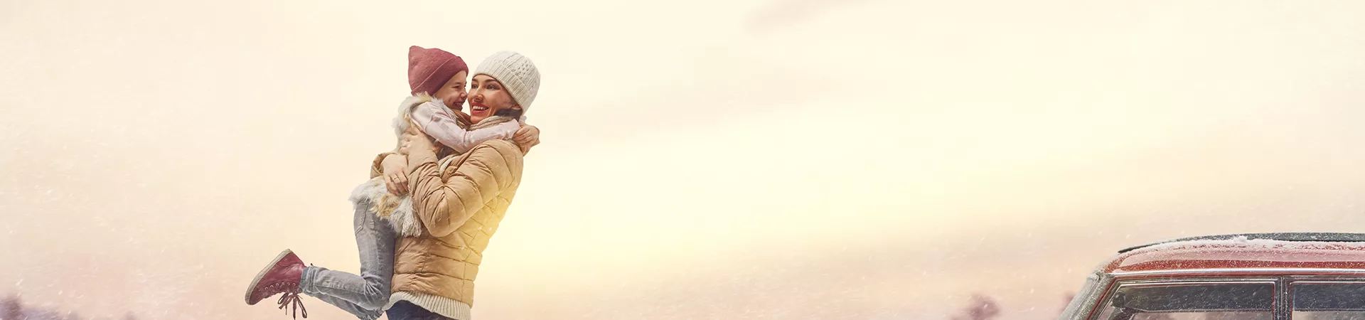 两个戴着彩色帽子的婴儿