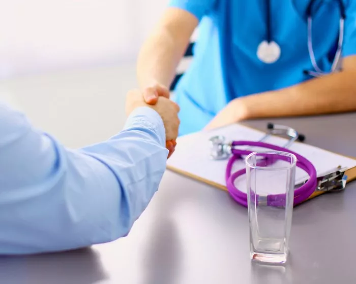 一位成年人帮助孩子种树