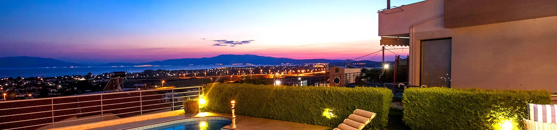 两个戴着彩色帽子的婴儿